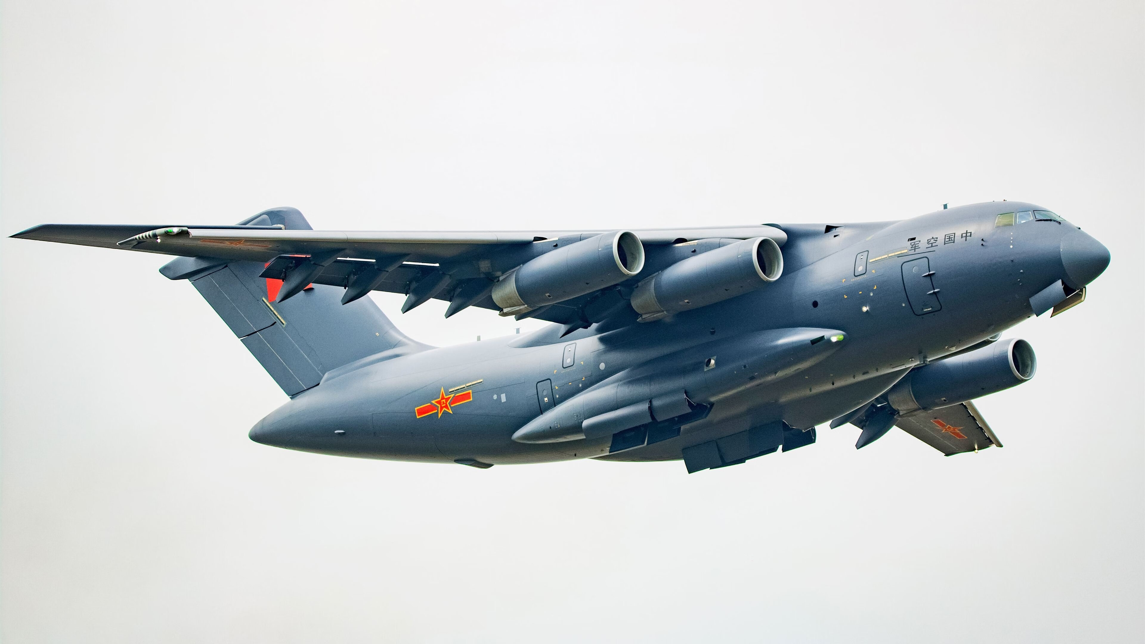 比赛中球员们发挥出色,向观众展示激烈竞争,球员们在赛场上