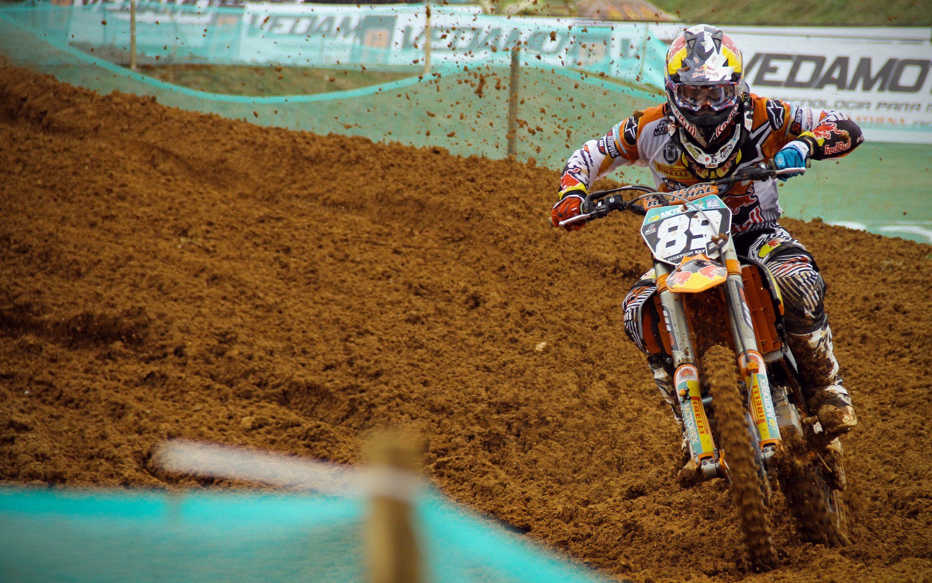 “水上救生：三叉湖游泳馆上演紧张刺激的竞技救援”